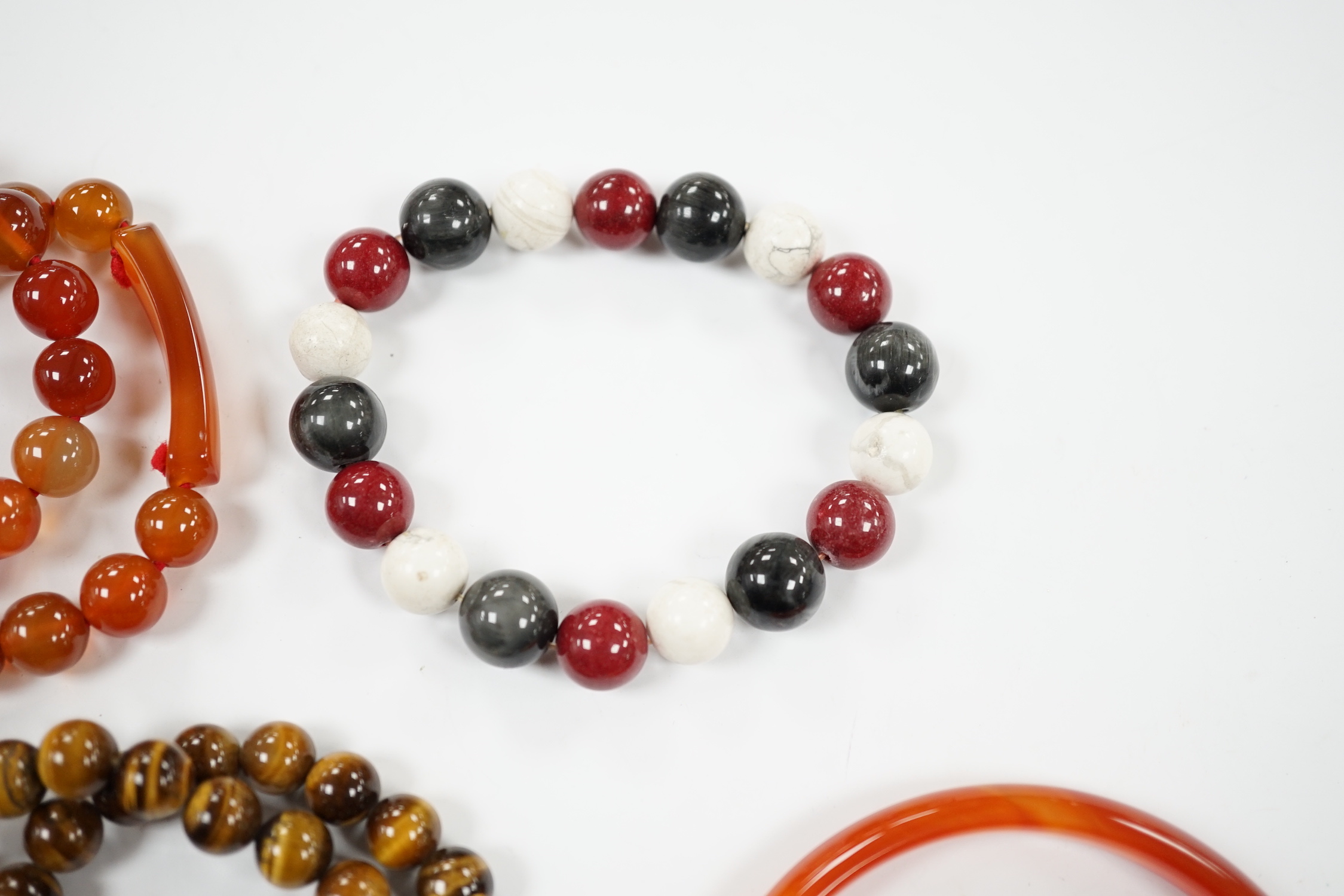 A tiger's eye quartz bead necklace, 44cm and two tiger's eye quartz bracelets, together with other bracelets including agate and loose beads.